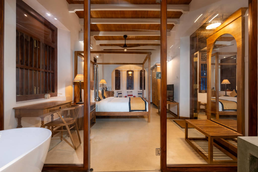 Deluxe king Heritage Room-2
